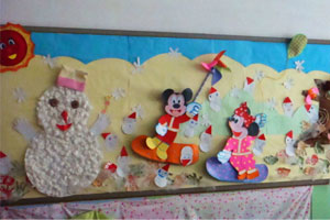 幼儿园冬季主题墙布置图片：冬天雪孩子米老鼠