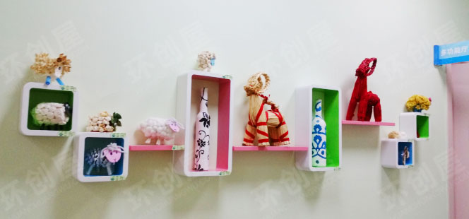 幼儿园环境布置图片：楼梯走廊艺术作品展