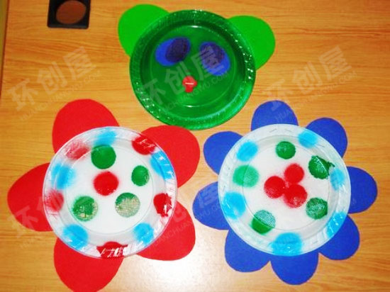 幼儿园环境布置图片：废物利用蛋糕盘花