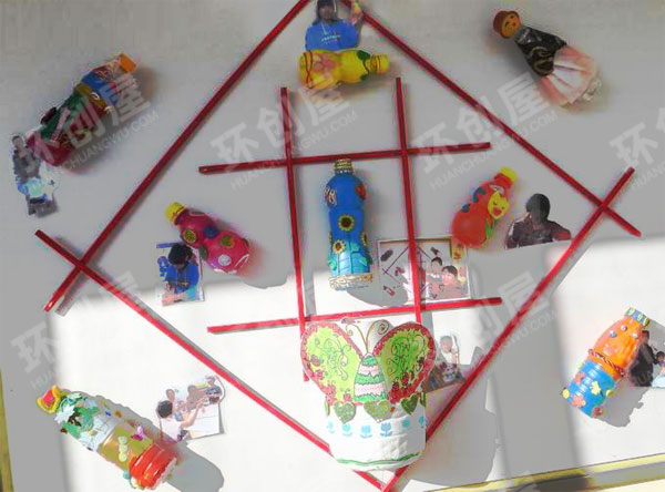 幼儿园墙面布置图片：饮料瓶手工作品展