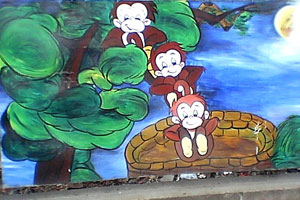 幼儿园户外环境布置图片室外墙饰猴子捞月