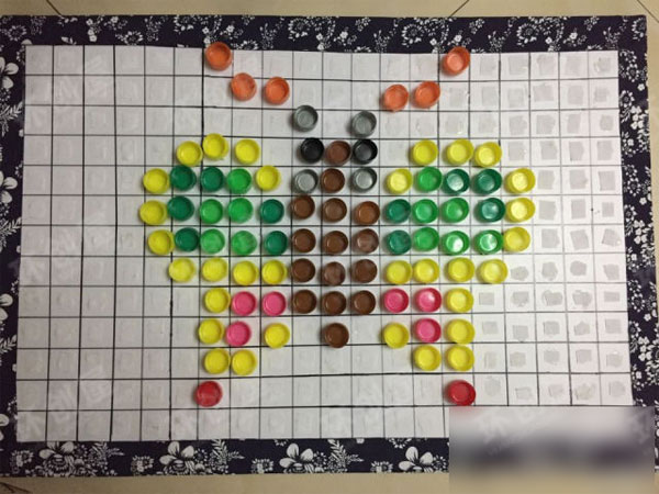 幼儿园益智区瓶盖摆摆乐图片
