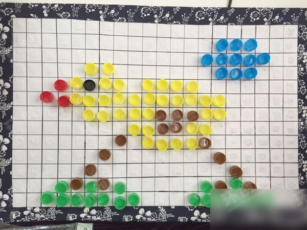 幼儿园益智区瓶盖摆摆乐图片