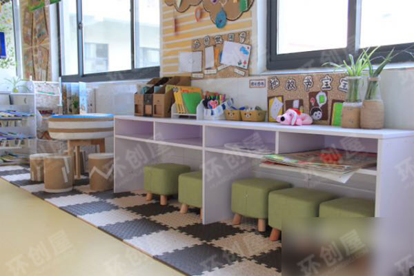 幼儿园走廊过道中阅读区图片