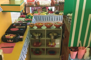 幼儿园角色区厨房美食屋布置图片7张