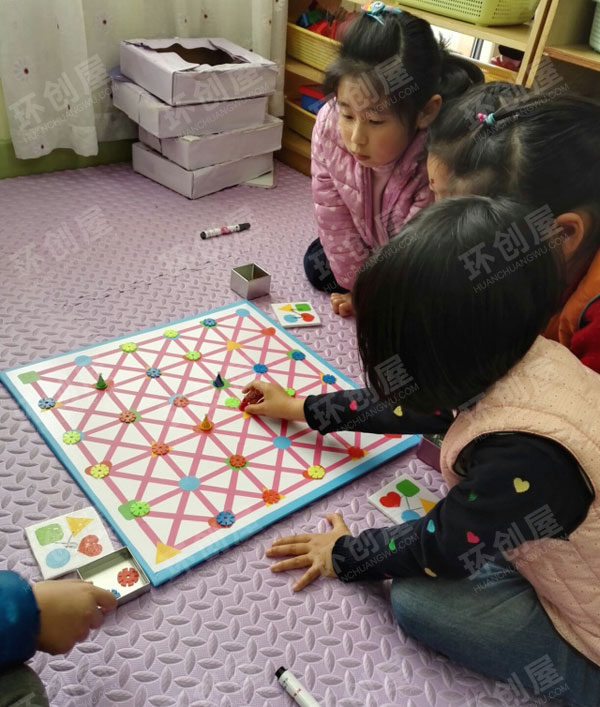 幼儿园益智区图片四色夺宝棋