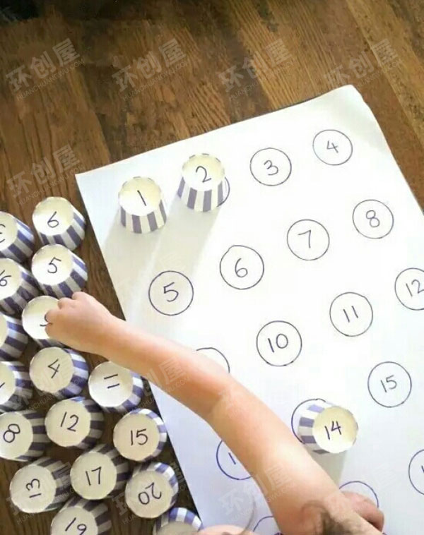 幼儿园益智区图片纸杯游戏