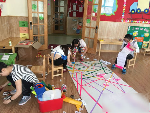 幼儿园走廊区多彩方块的制作图片