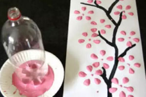 幼儿园作品展示手绘开花的树图片