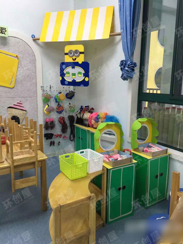 幼儿园卡通环创小黄人主题图片