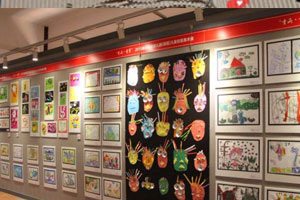 幼儿园举办的儿童画展图片8张