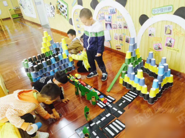 幼儿园废物利用纸杯建构图片