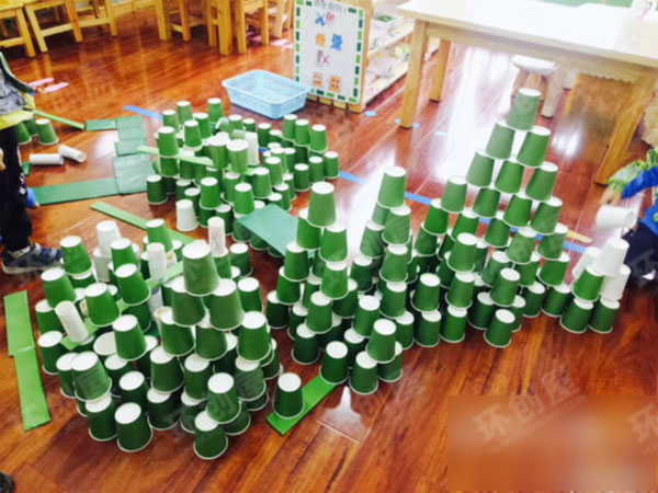 幼儿园废物利用纸杯建构图片