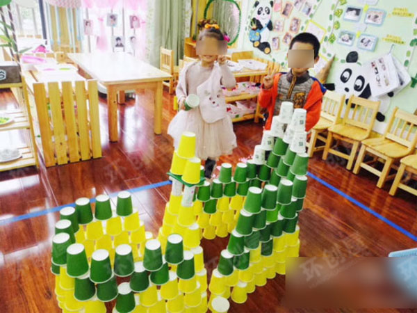 幼儿园废物利用纸杯建构图片