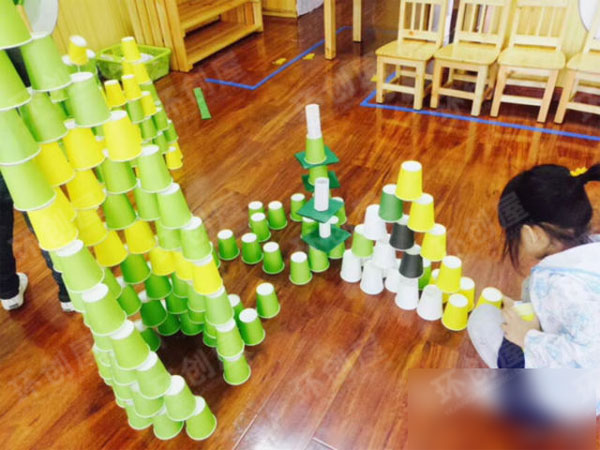 幼儿园废物利用纸杯建构图片