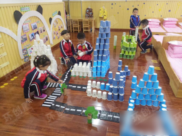 幼儿园废物利用纸杯建构图片