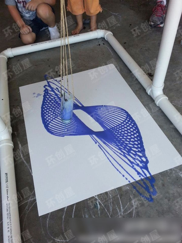 幼儿园美工区钟摆画作品图片