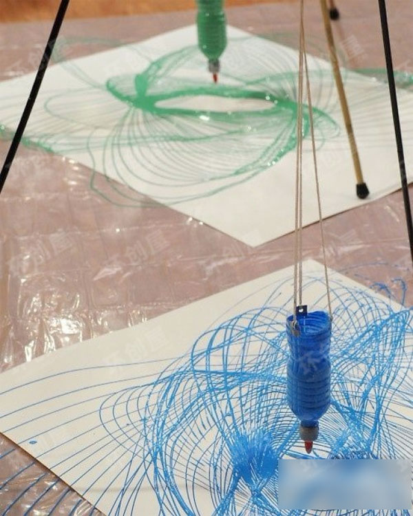 幼儿园美工区钟摆画作品图片