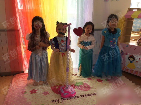 幼儿园表演区小舞台角色游戏图片