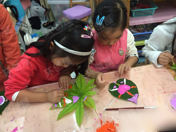 幼儿园门窗装饰图片彩色树叶