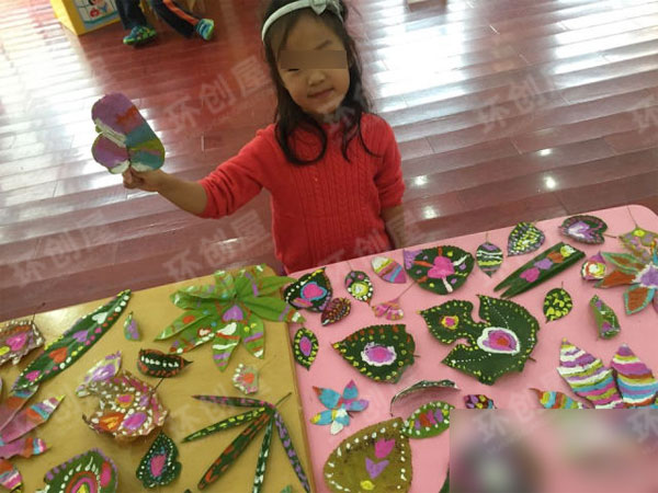 幼儿园门窗装饰图片彩色树叶