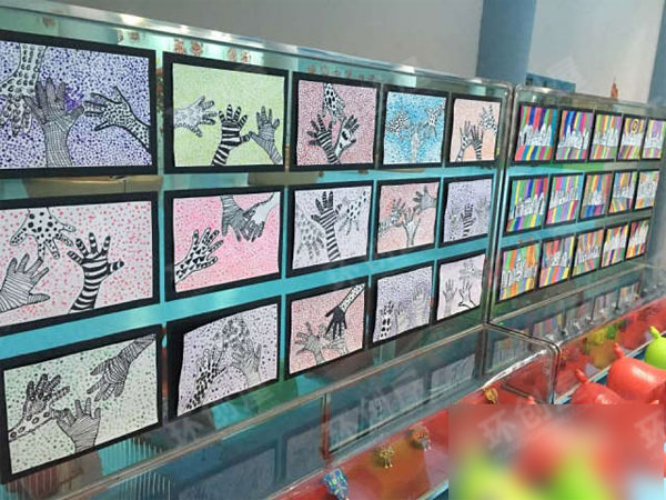 幼儿园环创作品展示彩绘线条画