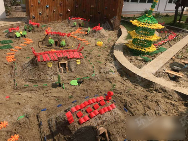 幼儿园户外玩沙区图片沙上建构