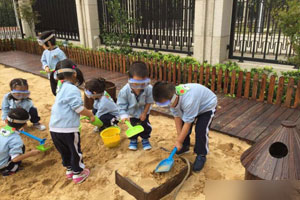 幼儿园户外玩沙区图片护目镜很重要