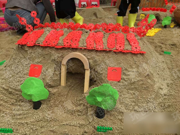 幼儿园户外玩沙区图片沙上建构