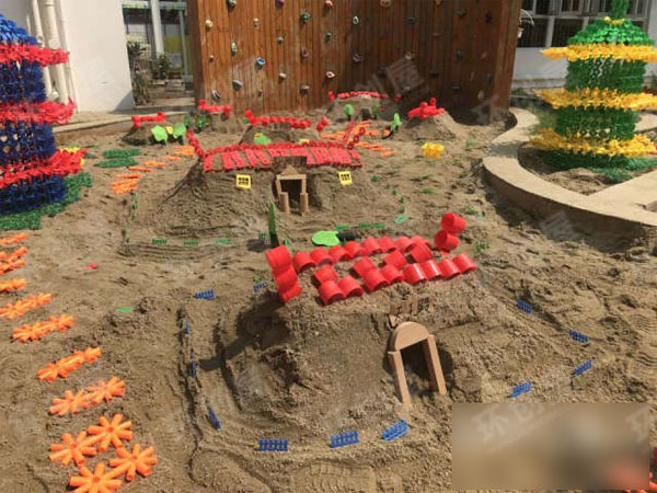 幼儿园户外玩沙区图片沙上建构
