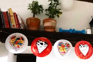 幼儿园纸盘爱心吊饰图片4张