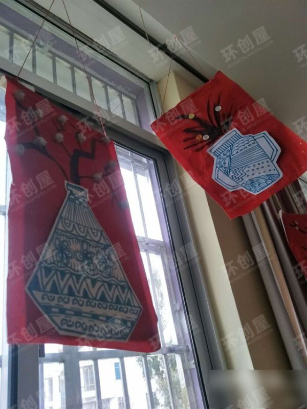 幼儿园走廊门窗喜气洋洋贺新年图片