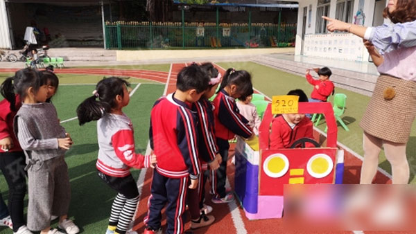 幼儿园角色区公共汽车司机图片