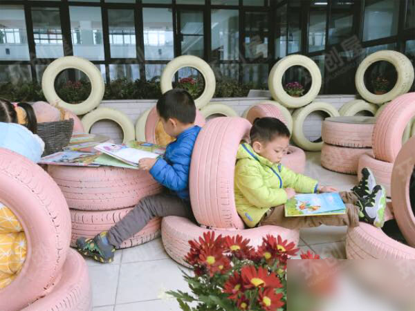 幼儿园轮胎阅读区图片