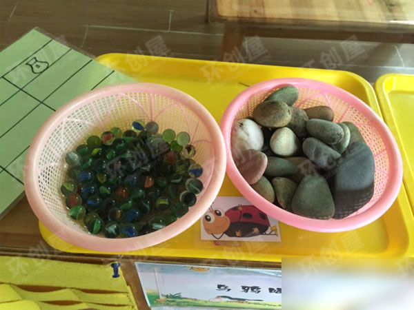 幼儿园区角环创科学区域乌鸦喝水图片