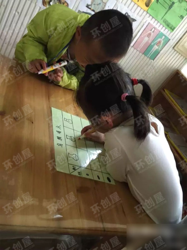 幼儿园区角环创科学区域乌鸦喝水图片