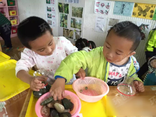 幼儿园区角环创科学区域乌鸦喝水图片