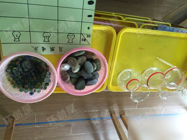 幼儿园区角环创科学区域乌鸦喝水图片
