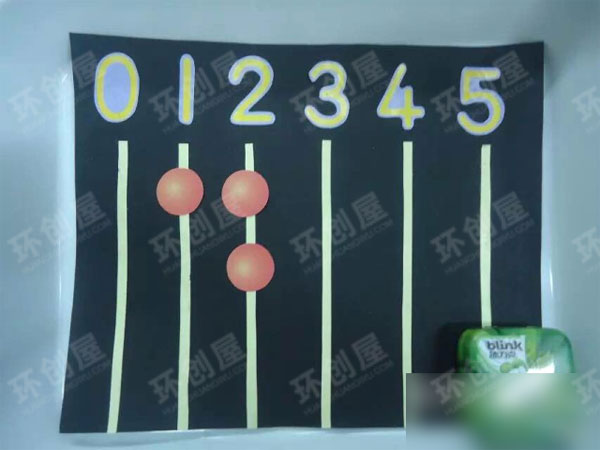 小班益智区和数学区的操作材料图片