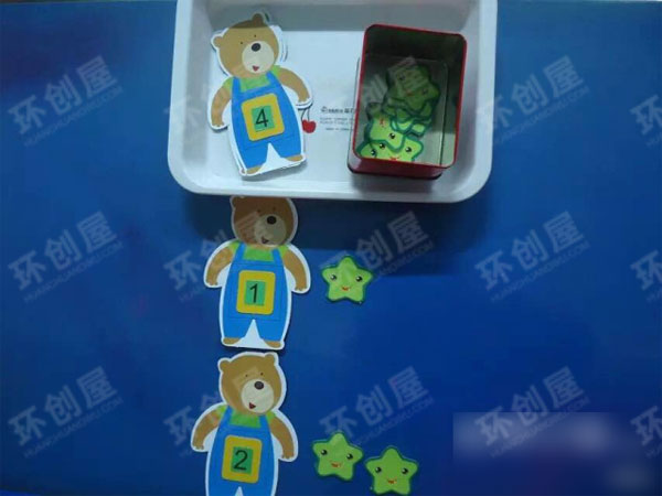 小班益智区和数学区的操作材料图片