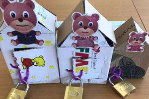 幼儿园生活环创解救小熊一家图片4张