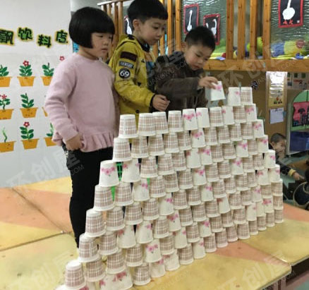 幼儿园建构区纸杯叠叠高图片