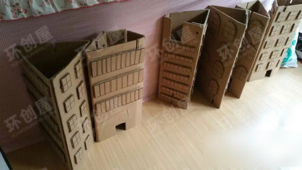 幼儿园建构区用纸箱做的连体大厦图片