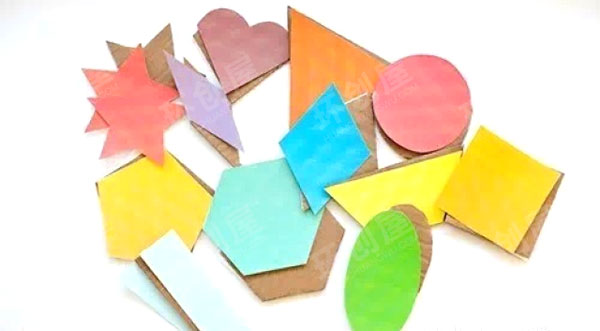 幼儿园建构区制作纸板拼搭玩具图片