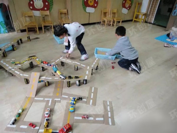 幼儿园建构区用纸箱做的连体大厦图片