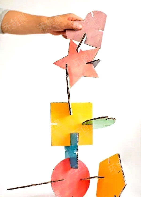 幼儿园建构区制作纸板拼搭玩具图片