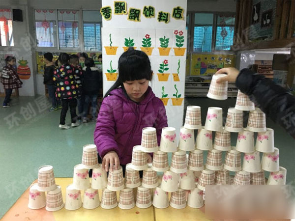幼儿园建构区纸杯叠叠高图片