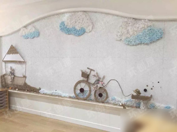 幼儿园原木色墙面布置图片