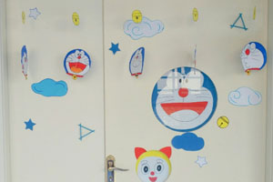 幼儿园哆啦A梦伴我同行走廊门窗环创图片6张