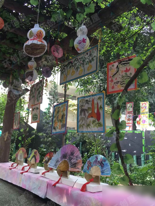 幼儿园户外环创画展图片